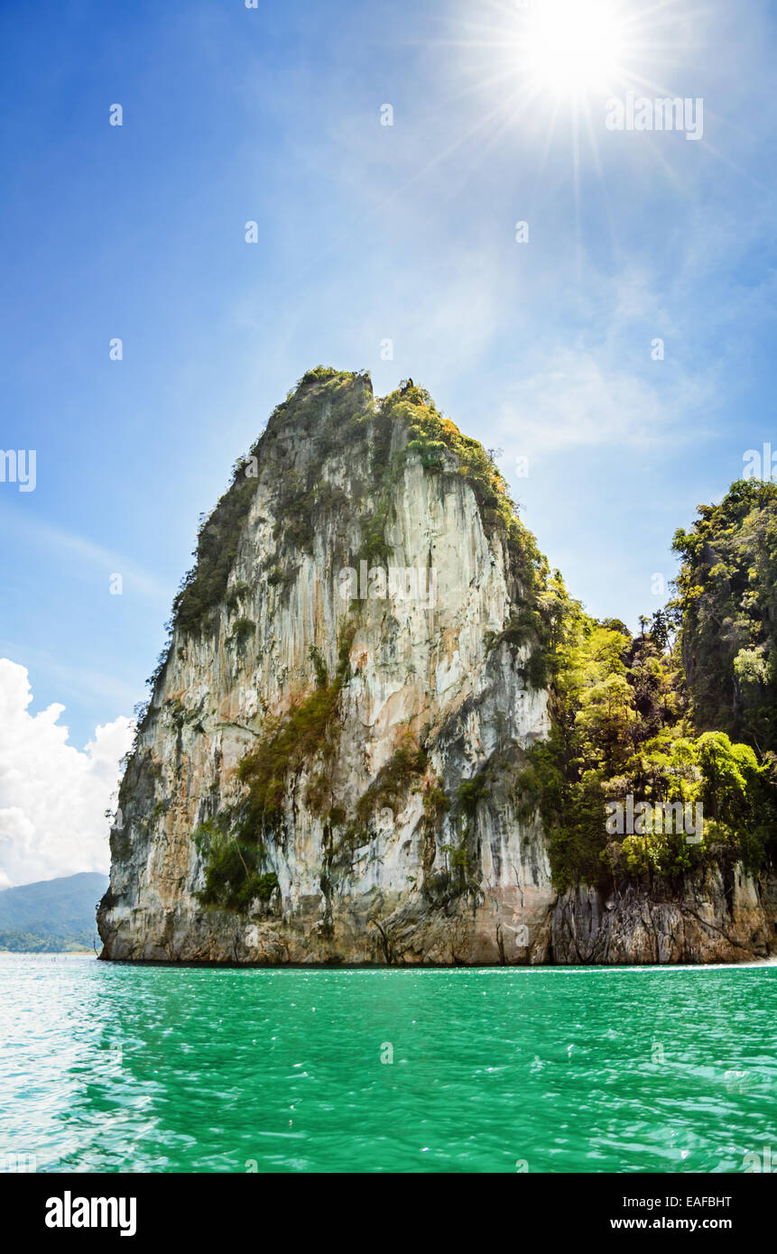 Belle île sous le soleil en été à Ratchapapha barrage, parc national de Khao Sok, province de Surat Thani, Thaïlande de Guilin Banque D'Images