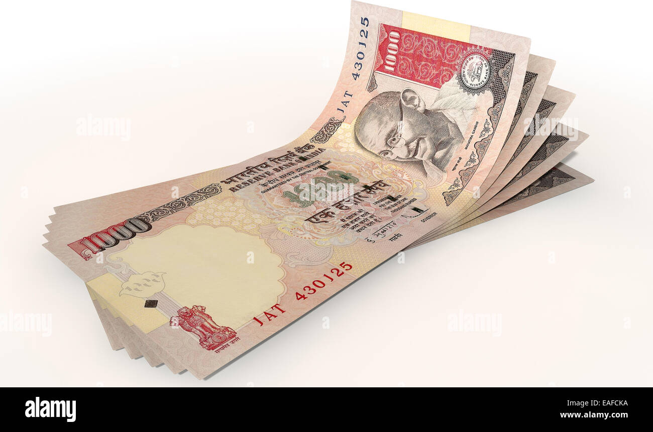 Un groupe de cinq Indian Rupee billets ventilés et courbe d'un cas isolé sur fond blanc Banque D'Images