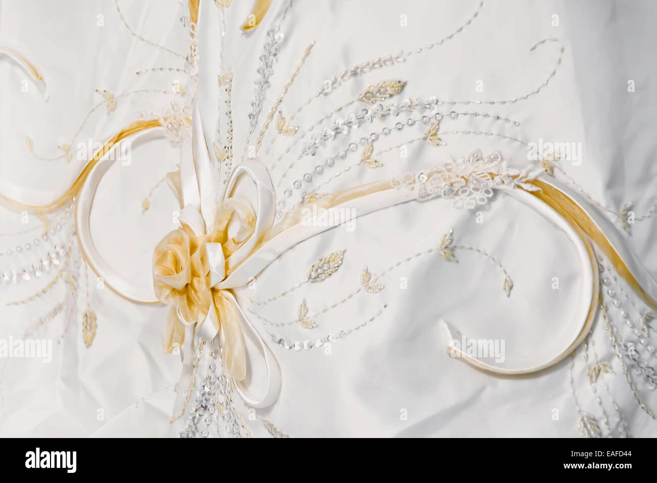 La texture de robe de mariage paillettes, blanc avec fleur Banque D'Images