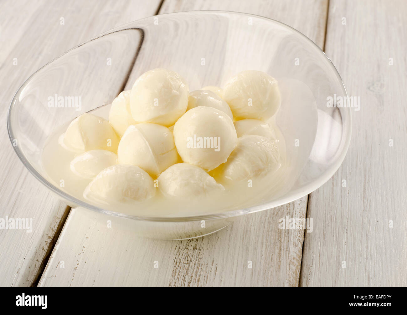 La mozzarella italienne fraîche dans un bol en verre . selective focus Banque D'Images