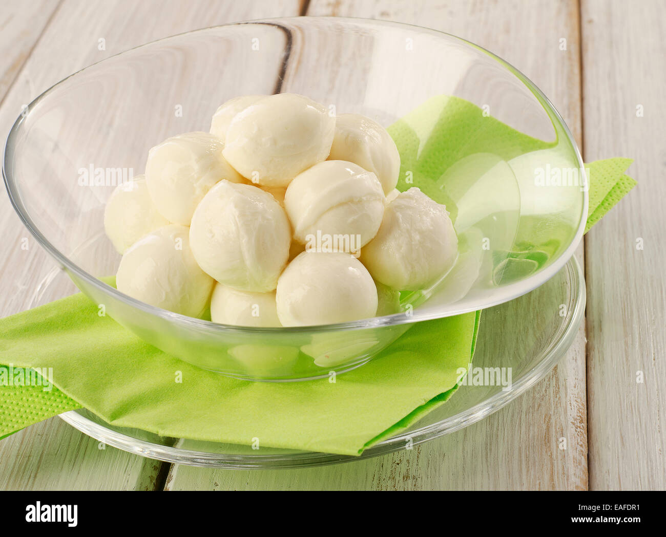 La mozzarella italienne fraîche dans un bol en verre . selective focus Banque D'Images
