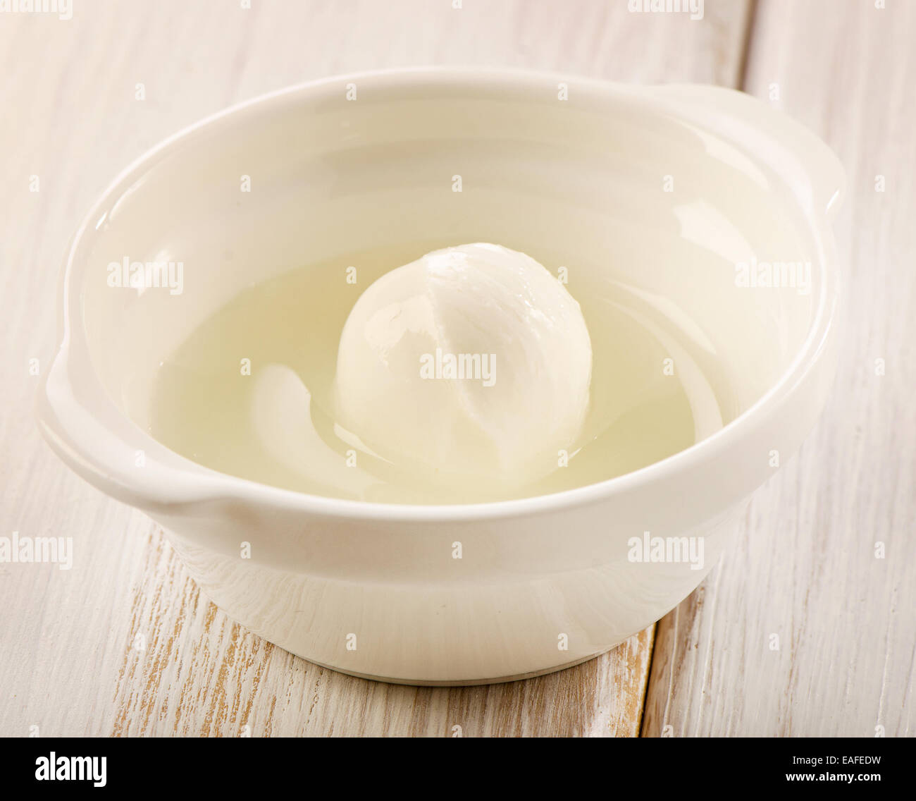 La mozzarella italienne fraîche dans un bol blanc . selective focus Banque D'Images