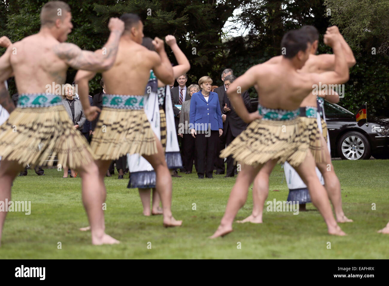 Auckland, Nouvelle-Zélande. 14Th Nov, 2014. La chancelière allemande, Angela Merkel (CDU, C) est accueilli avec les Maori cérémonie de bienvenue à son arrivée à Auckland, Nouvelle-Zélande, le 14 novembre 2014. Merkel a effectué une visite en Nouvelle-Zélande avant son voyage à Brisbane, Australie, où elle va à l'occasion du sommet du G20 les 15 et 16 novembre. Photo : Kay Nietfeld/dpa/Alamy Live News Banque D'Images