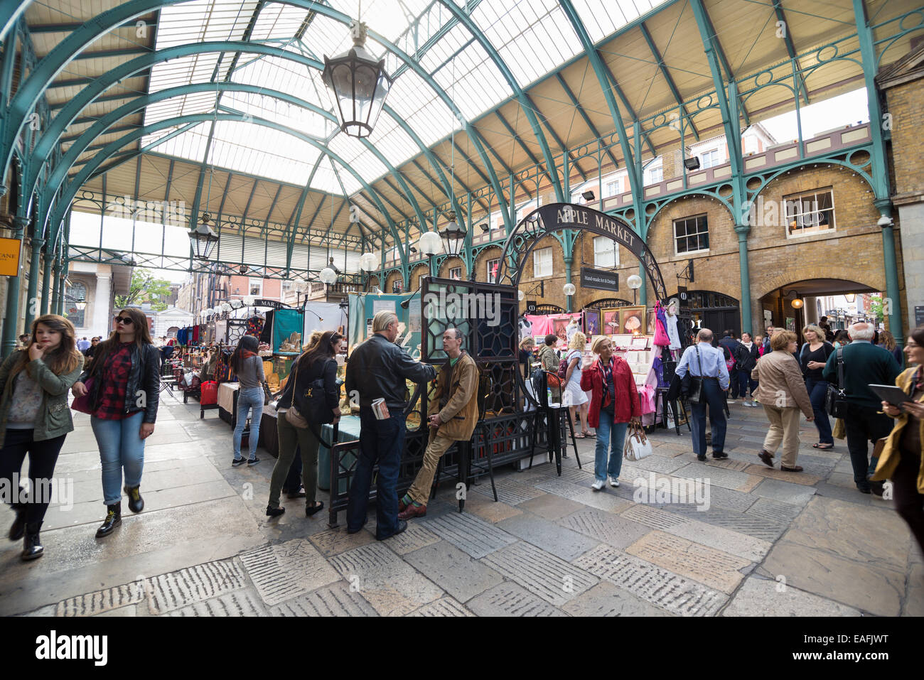 Londres, Royaume-Uni, le 5 juin 2014 : Apple Market, le marché néo-classique est au cœur de Covent Garden, de l'origine Banque D'Images