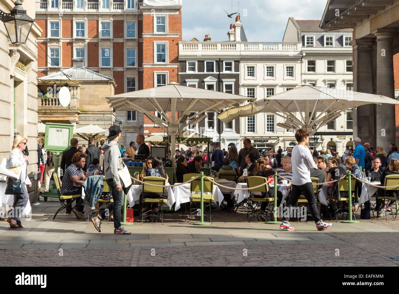 Londres, Royaume-Uni, le 5 juin 2014 : les personnes prenant le déjeuner à Covent Garden, Londres. La face extérieure offre de petits restaurants fo Banque D'Images