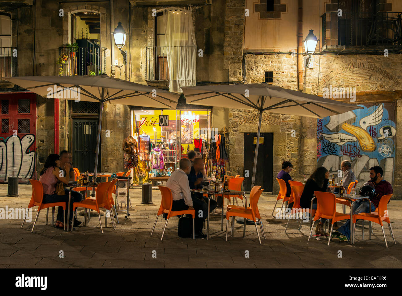 Vue de nuit sur un Barrio Gotico café en plein air avec les touristes assis, Barcelone, Catalogne, Espagne Banque D'Images
