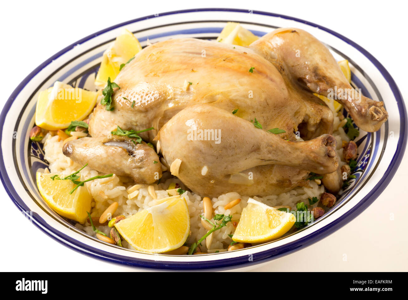 Pilaf de poulet, riz, djaaj ou bi traditionnels arabes et méditerranéennes et de la poule au pot, plat de riz servi avec des noix grillées et le Banque D'Images Pilaf de poulet, riz, djaaj ou bi traditionnels arabes et méditerranéennes et de la poule au pot, plat de riz servi avec des noix grillées et le Banque D'Images