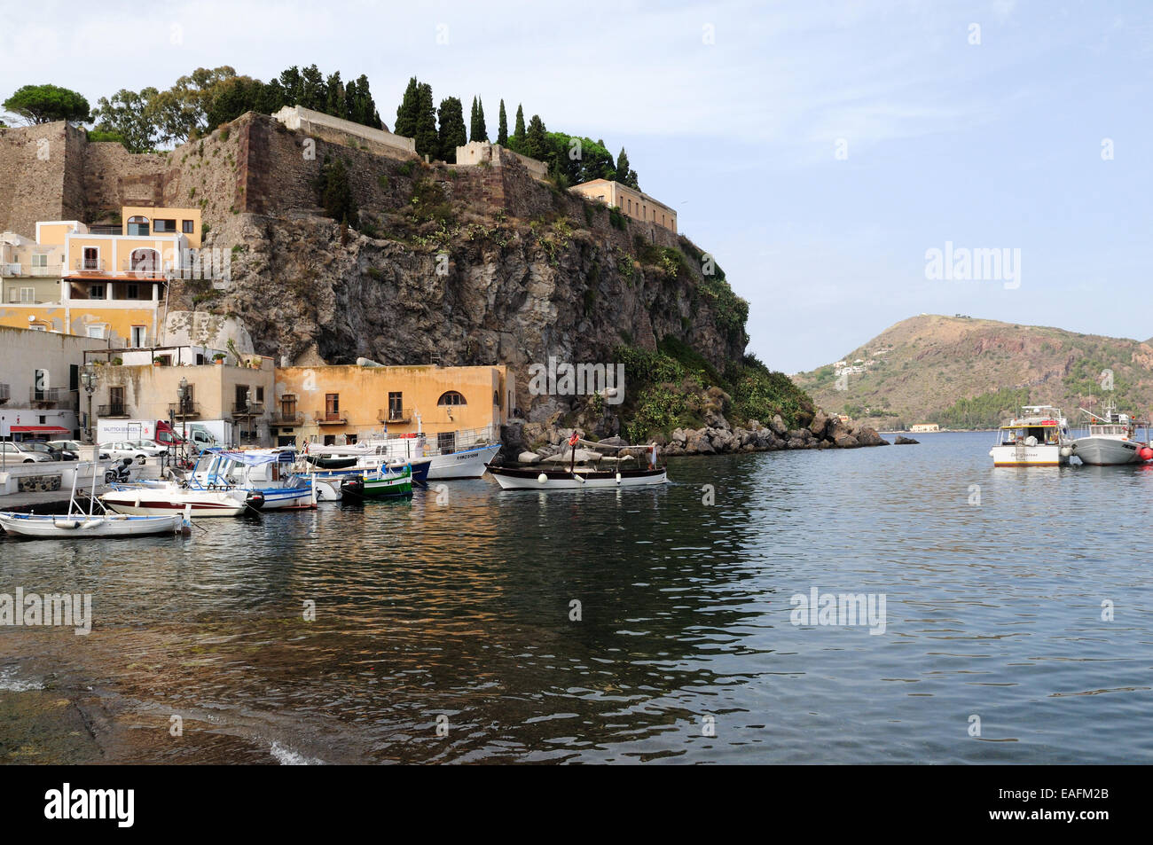 Castle Rock et petits bateaux amarrés au port, l'île de Lipari Sicile Italie Banque D'Images