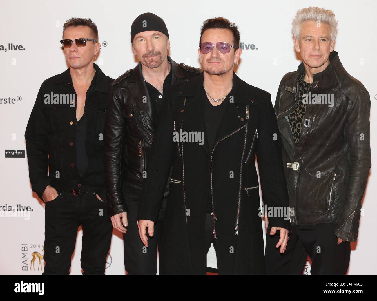 Berlin, Allemagne. 13Th Nov, 2014. Groupe irlandais U2 avec Larry Mullen junior (L-R), l'Edge, Bono et Adam Clayton arrivent sur le tapis rouge devant le Bambi Prix au stade Théâtre sur la Potsdamer Platz à Berlin, Allemagne, 13 novembre 2014. La soirée de gala pour le 66ème Bambi Prix organisé par Hubert Burda Media aura lieu le 13 novembre 2014. Photo : Hubert Boesl/DPA - PAS DE FIL - SERVICE/dpa/Alamy Live News Banque D'Images