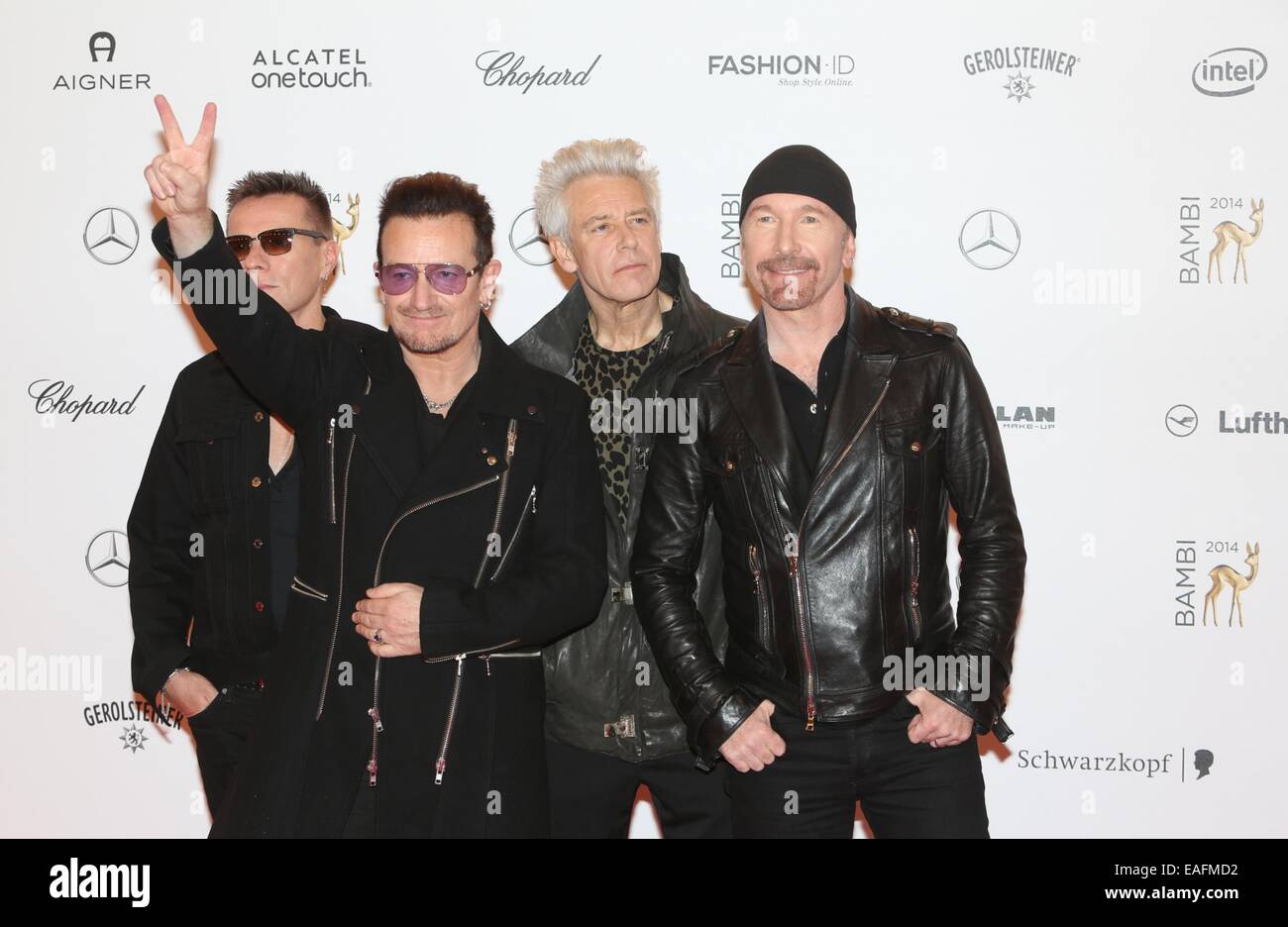 Berlin, Allemagne. 13Th Nov, 2014. Groupe irlandais U2 avec Larry Mullen junior (L-R), Bono, Adam Clayton et The Edge arrivent sur le tapis rouge devant le Bambi Prix au stade Théâtre sur la Potsdamer Platz à Berlin, Allemagne, 13 novembre 2014. La soirée de gala pour le 66ème Bambi Prix organisé par Hubert Burda Media aura lieu le 13 novembre 2014. Photo : Hubert Boesl/DPA - PAS DE FIL - SERVICE/dpa/Alamy Live News Banque D'Images