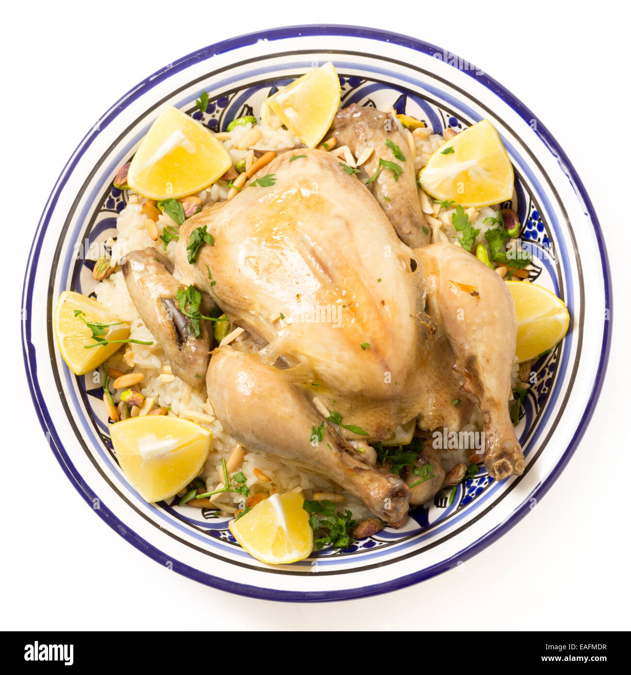 Pilaf de poulet, riz, djaaj ou bi traditionnels arabes et méditerranéennes et de la poule au pot, plat de riz servi avec des noix grillées et le Banque D'Images Pilaf de poulet, riz, djaaj ou bi traditionnels arabes et méditerranéennes et de la poule au pot, plat de riz servi avec des noix grillées et le Banque D'Images