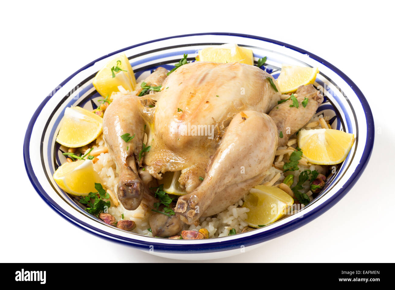Pilaf de poulet, riz, djaaj ou bi traditionnels arabes et méditerranéennes et de la poule au pot, plat de riz servi avec des noix grillées et le Banque D'Images Pilaf de poulet, riz, djaaj ou bi traditionnels arabes et méditerranéennes et de la poule au pot, plat de riz servi avec des noix grillées et le Banque D'Images