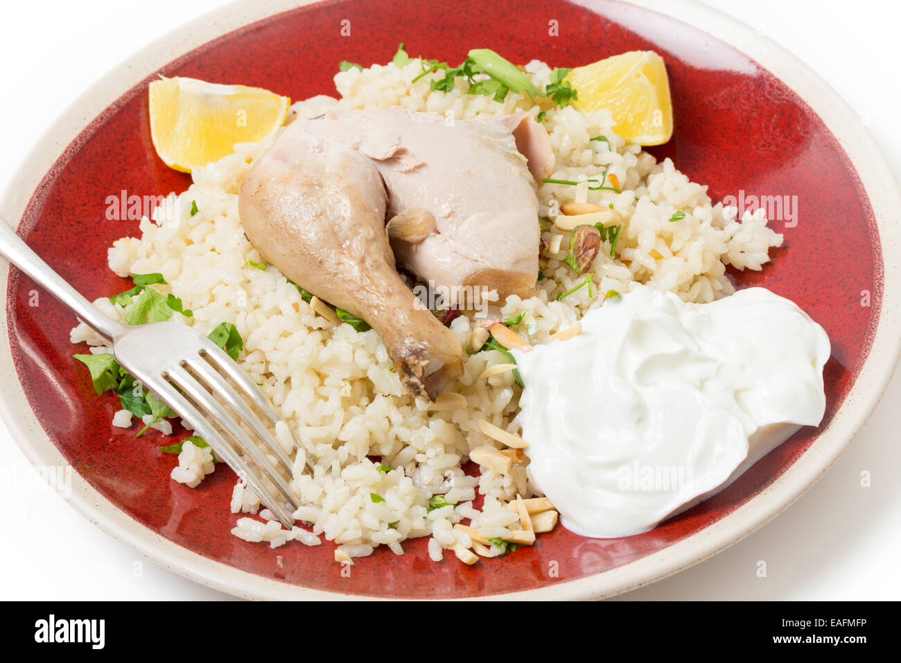 Pilaf de poulet, riz, djaaj ou bi traditionnels arabes et méditerranéennes et de la poule au pot, plat de riz servi avec des noix grillées et le Banque D'Images Pilaf de poulet, riz, djaaj ou bi traditionnels arabes et méditerranéennes et de la poule au pot, plat de riz servi avec des noix grillées et le Banque D'Images