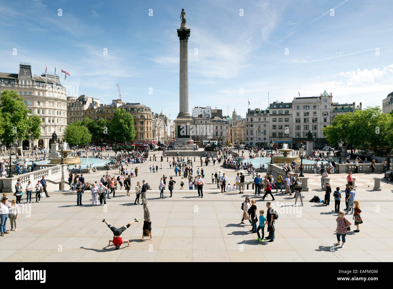 Londres, Royaume-Uni, le 6 juin 2014 : Trafalgar Square, occupé avec les gens rassemblés tout autour. Au centre se trouve la Colonne Nelson Banque D'Images
