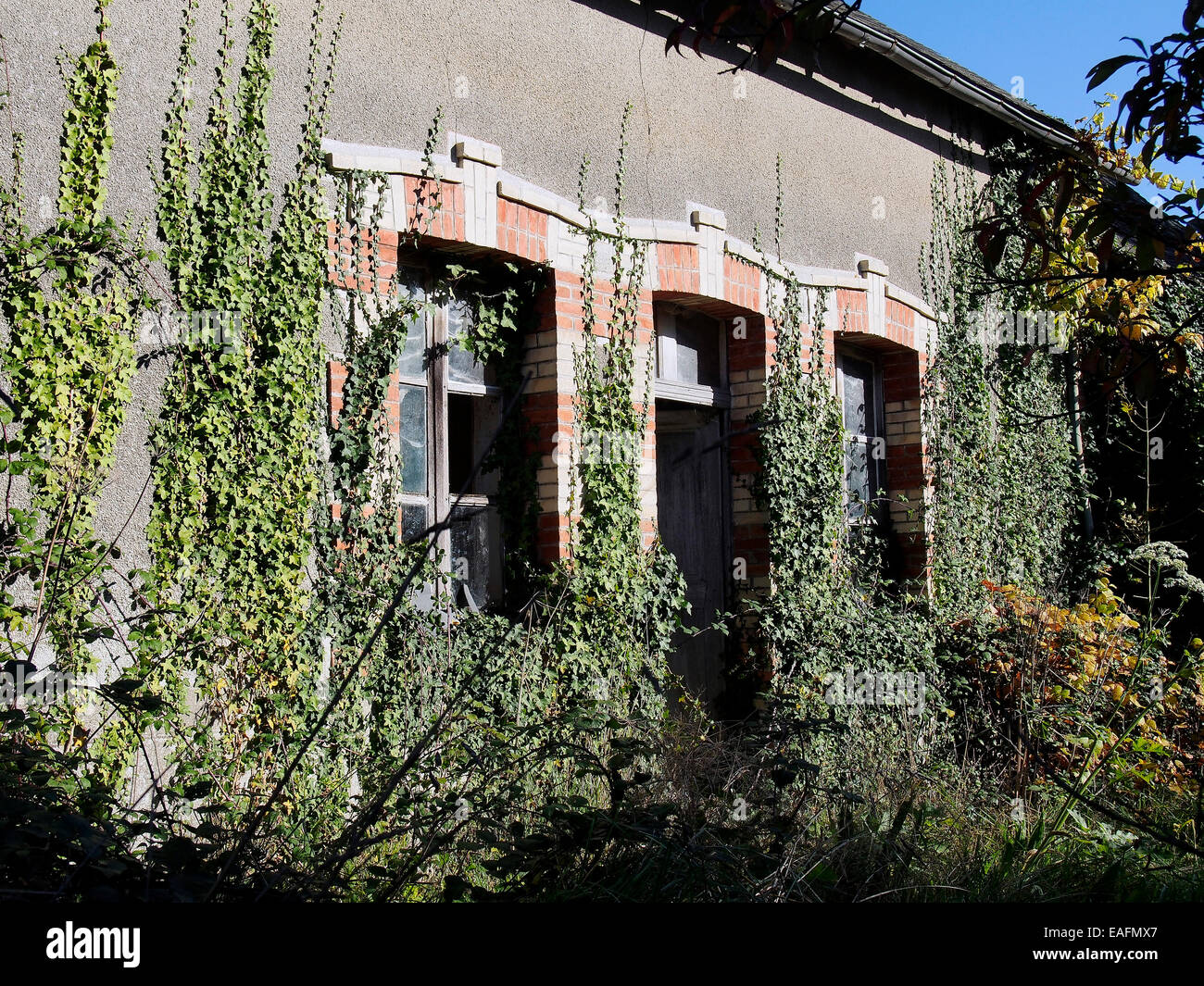 Abandonné et envahi par une ferme dans le hameau de La Gouaudiere en Basse-Normandie France montrant le déclin rural. Banque D'Images