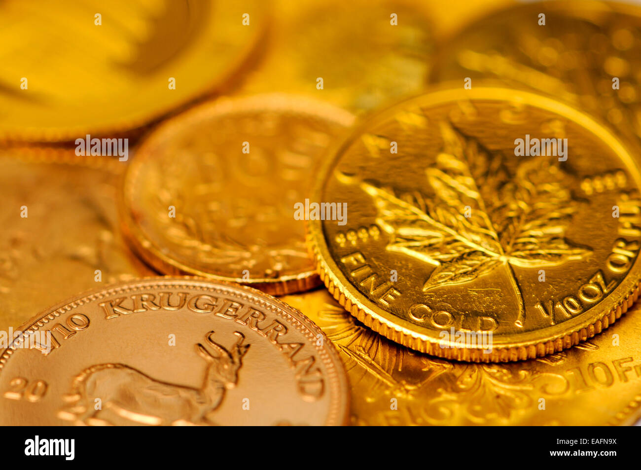 Les petites pièces d'or Krugerrand y compris 10e et 10e feuille d'érable canadienne oz Banque D'Images
