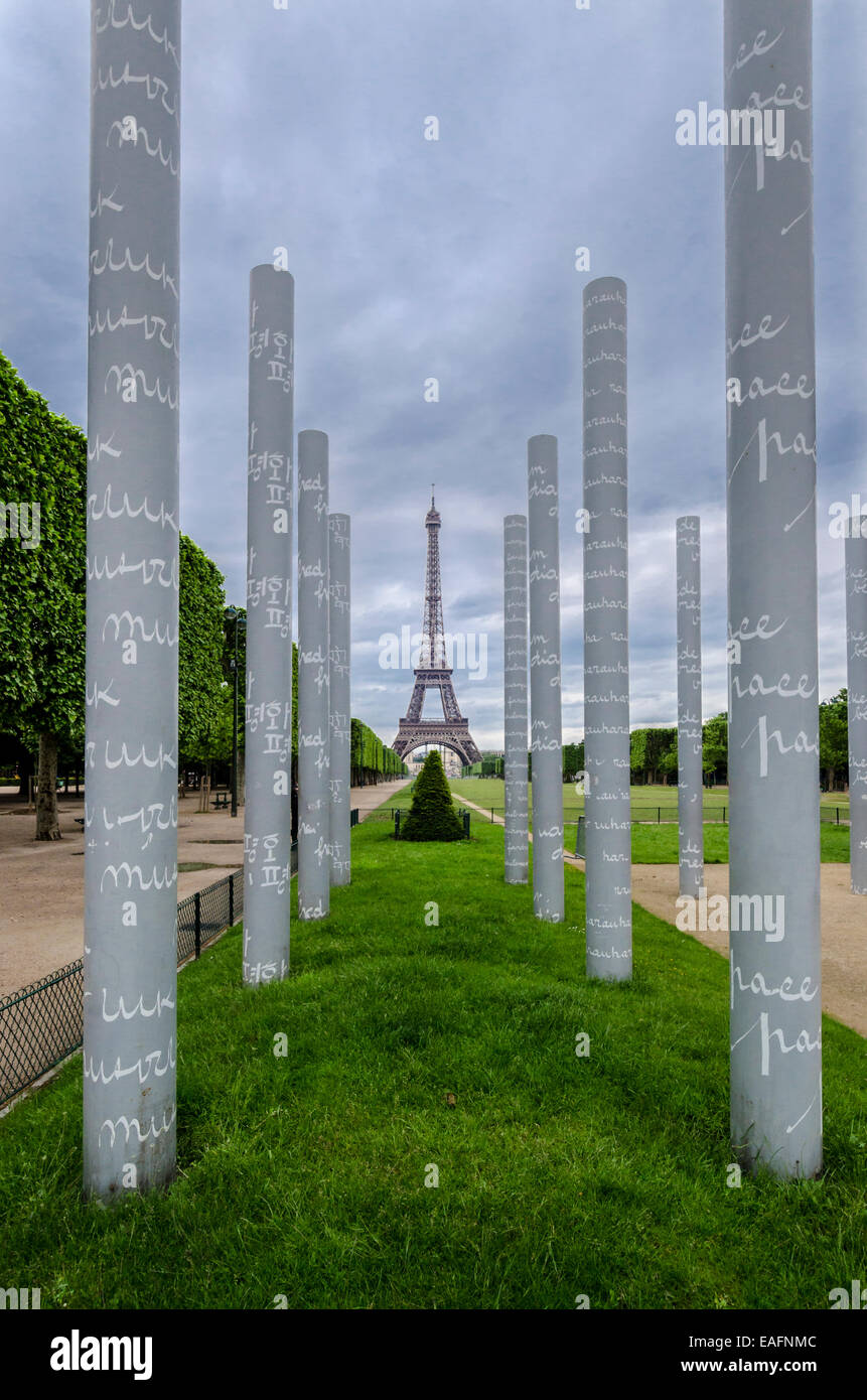 Détail d'une partie de la paix Monument à Paris, avec la Tour Eiffel en arrière-plan Banque D'Images
