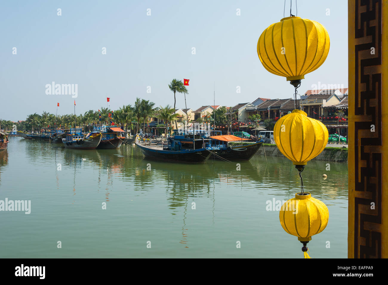 Hoi An Vietnam vue sur la rivière depuis le pont des bateaux de pêche traditionnels montrant Banque D'Images