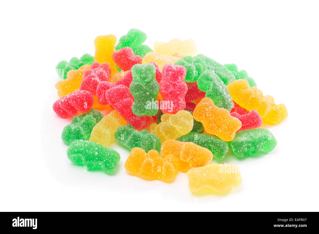 Une pile de gummy bears de différentes couleurs sur un fond blanc Banque D'Images