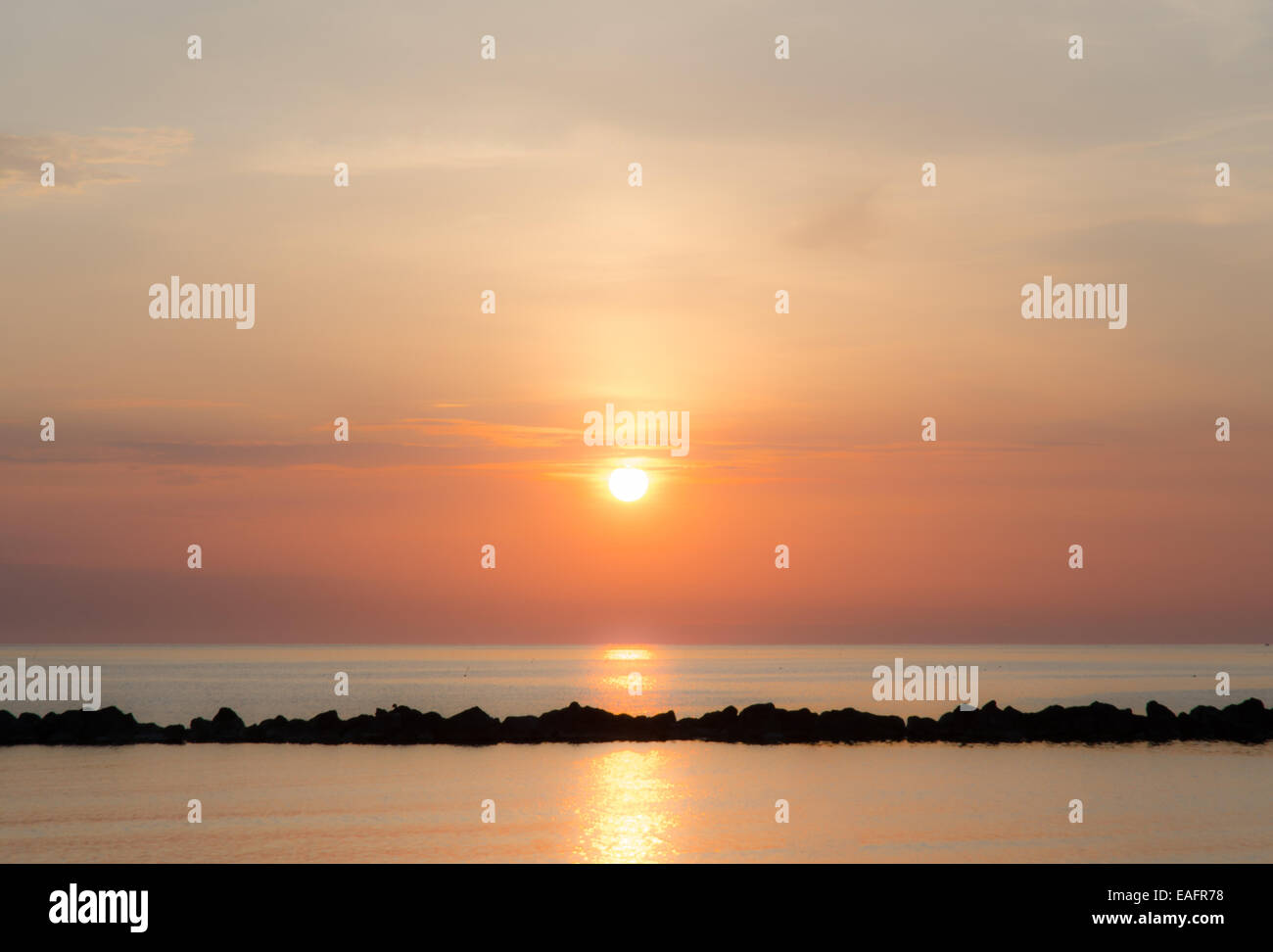 Lever du soleil sur la mer. Banque D'Images