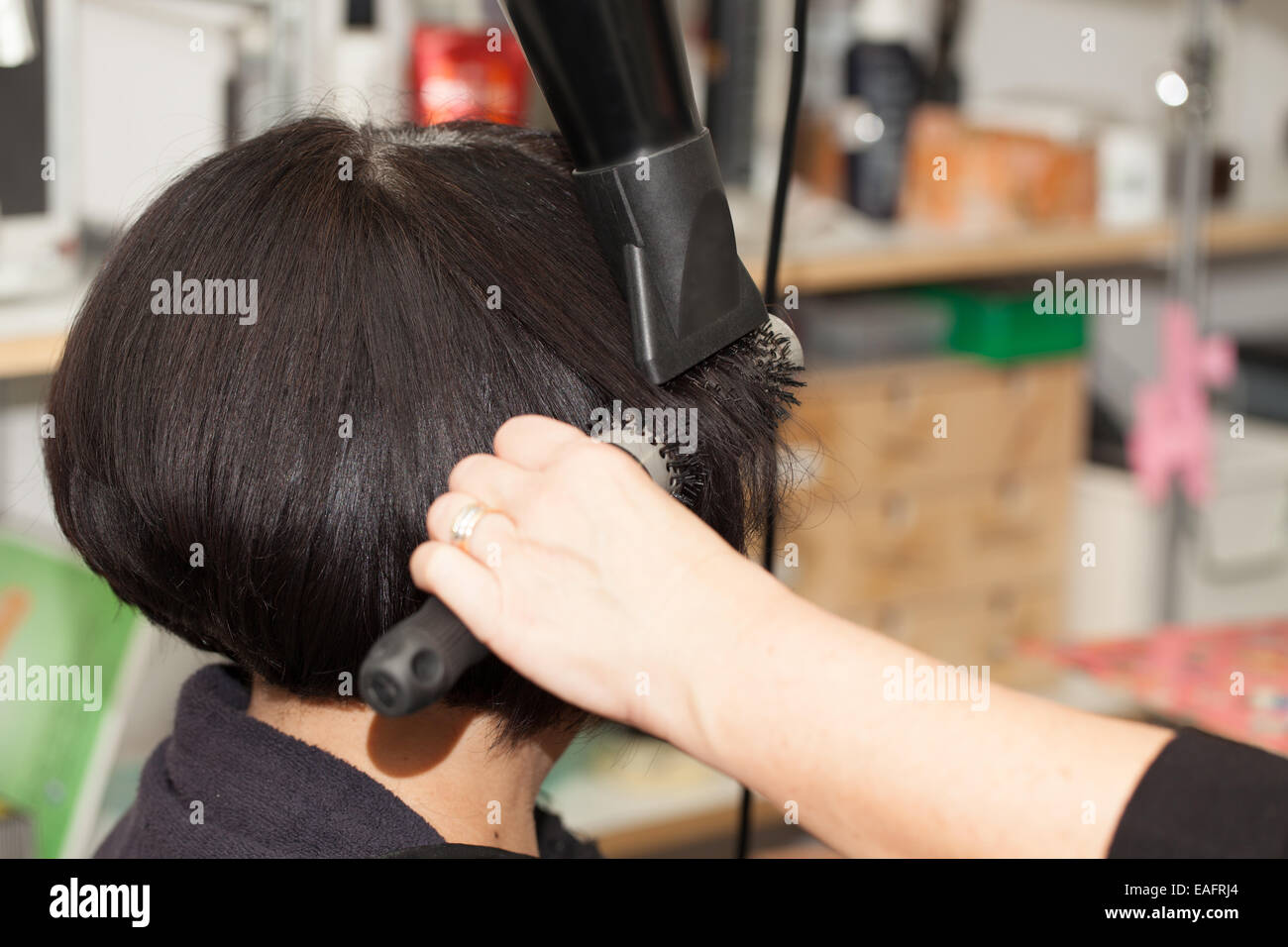 Le redressage de cheveux Banque D'Images