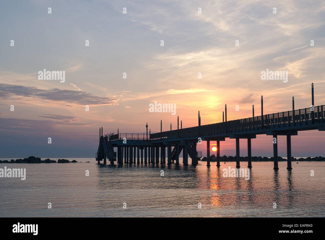 Lever du soleil sur la mer. Banque D'Images
