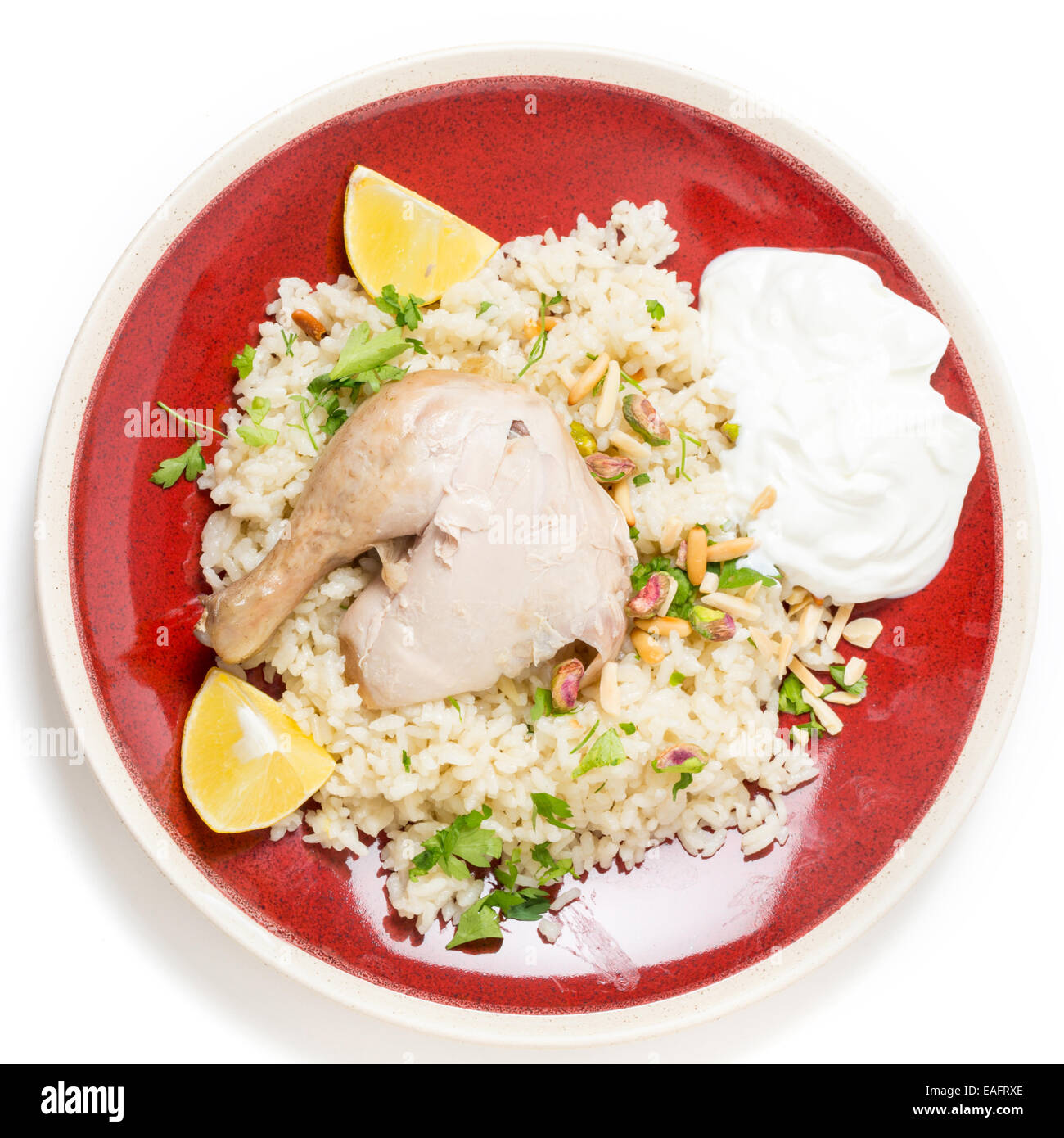 Pilaf de poulet, riz, djaaj ou bi traditionnels arabes et méditerranéennes et de la poule au pot, plat de riz servi avec des noix grillées et le Banque D'Images Pilaf de poulet, riz, djaaj ou bi traditionnels arabes et méditerranéennes et de la poule au pot, plat de riz servi avec des noix grillées et le Banque D'Images