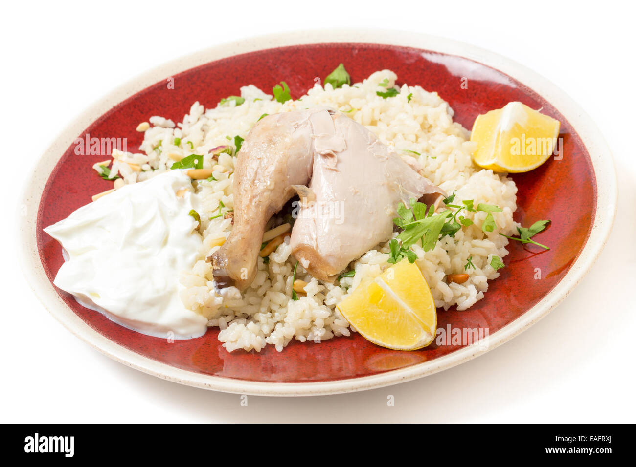 Pilaf de poulet, riz, djaaj ou bi traditionnels arabes et méditerranéennes et de la poule au pot, plat de riz servi avec des noix grillées et le Banque D'Images Pilaf de poulet, riz, djaaj ou bi traditionnels arabes et méditerranéennes et de la poule au pot, plat de riz servi avec des noix grillées et le Banque D'Images