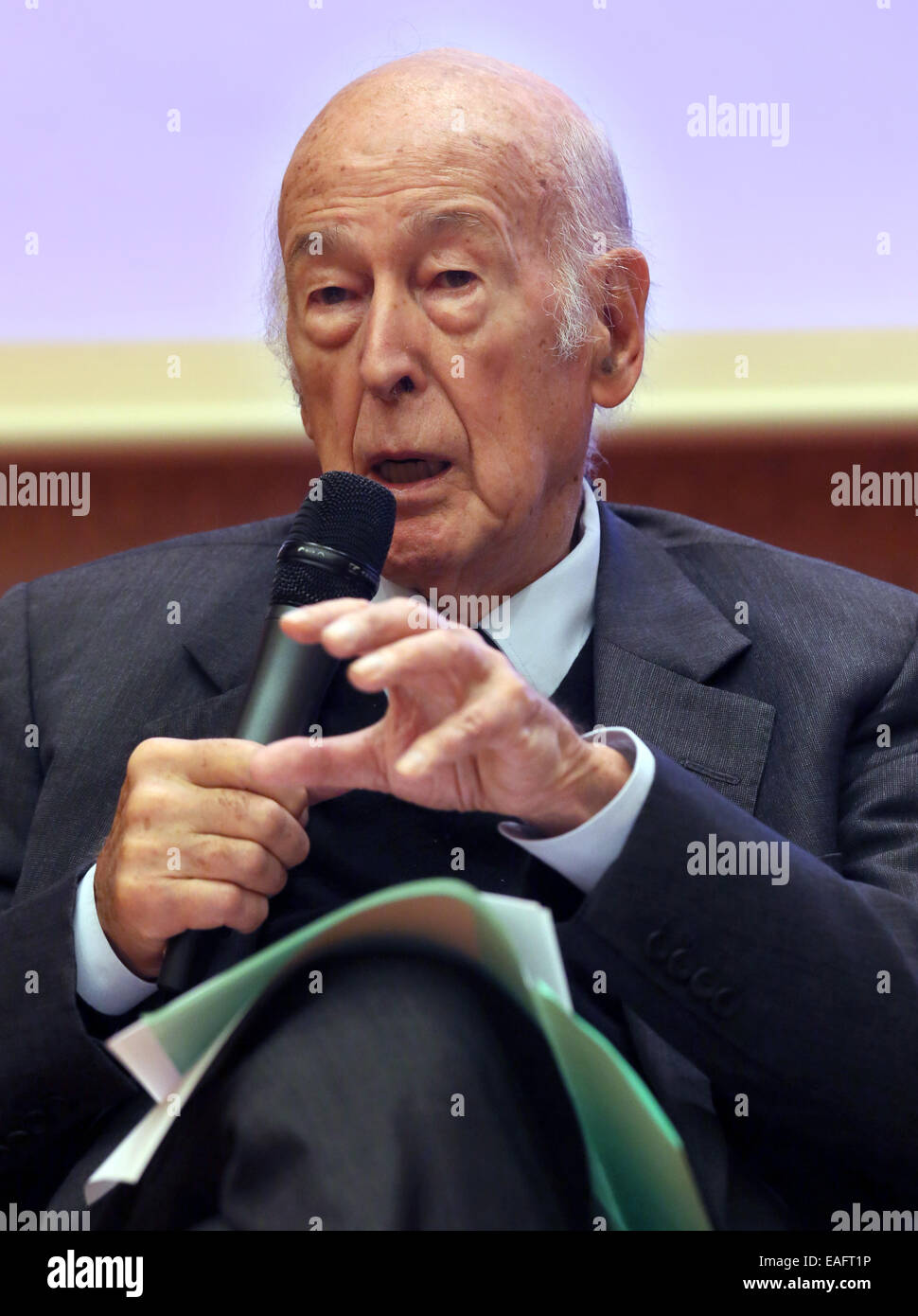 Berlin, Allemagne. 14Th Nov, 2014. L'ancien président français, Valery Giscard d'Estaing (de 1974 à 1981), prend la parole lors du Forum Europa à Konrad Adenauer à Berlin, Allemagne, 14 novembre 2014. La Fondation Konrad Adenauer accueille le forum avec le thème "l'Europe de demain - Défis pour l'UE et ses membres". Photo : Stephanie Pilick/dpa/Alamy Live News Banque D'Images