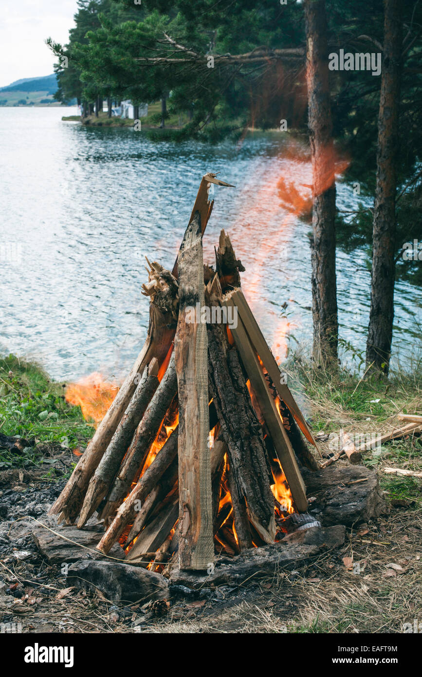 Le feu dans la nature. La préparation d'un barbecue dans la forêt Banque D'Images