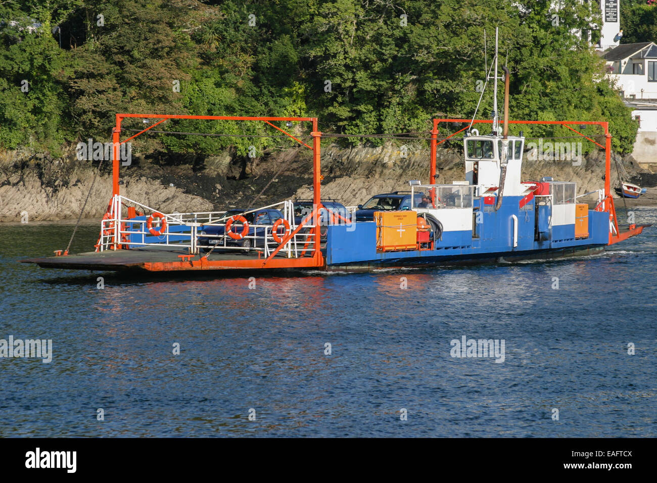 FOWEY, CORNWALL, UK - 15 août 2014 : Bodinnick à Fowey car-ferry traversant la rivière Fowey. Ce croisement enregistre une longue route détour Banque D'Images