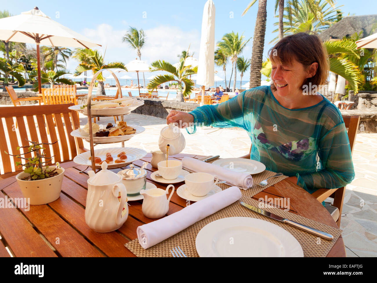 Touriste ayant le thé l'après-midi à la résidence de luxe, l'Hôtel Belle Mare, Ile Maurice Banque D'Images