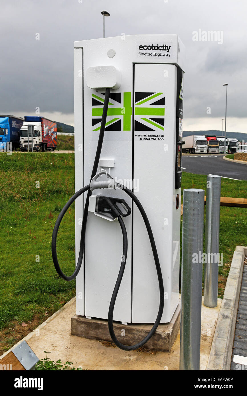 Une voiture électrique point de recharge à Gloucester nord ou M5 Services d'autoroute en direction nord Banque D'Images