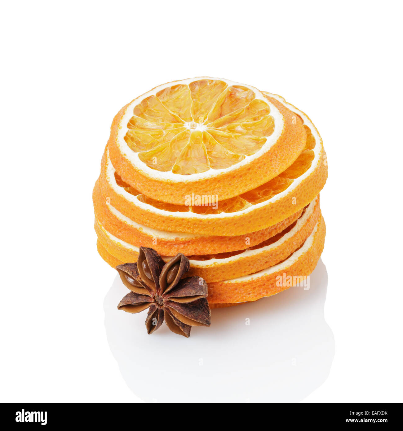 Tranches d'orange séchée à l'anis étoile, isolated on white Banque D'Images