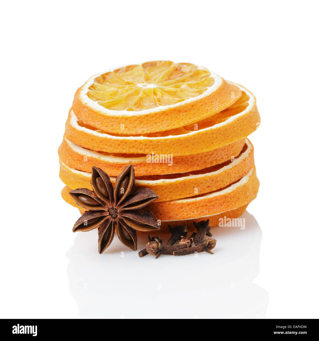 Tranches d'orange séchée à l'étoile d'anis et de girofle, isolated on white Banque D'Images