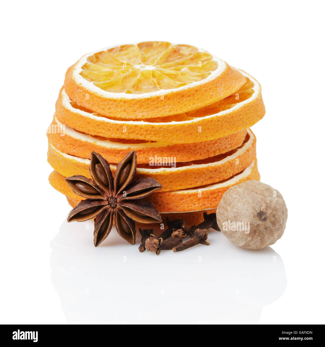 Tranches d'orange séchée à l'étoile d'anis, muscade et girofle, isolated on white Banque D'Images
