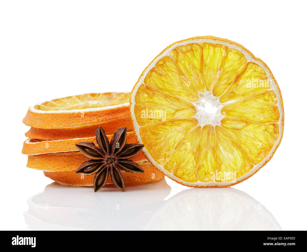 Tranches d'orange séchée à l'anis étoile, isolated on white Banque D'Images