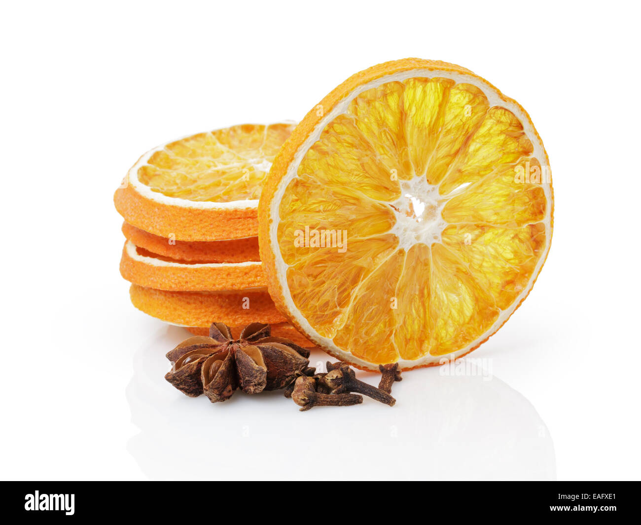 Tranches d'orange séchée à l'étoile d'anis et de girofle, isolated on white Banque D'Images