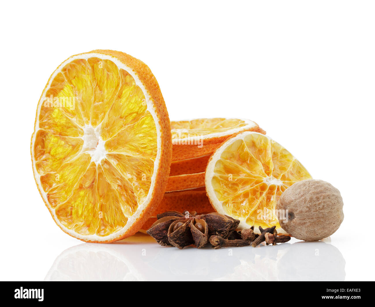 Tranches d'orange séchée à l'étoile d'anis, muscade et girofle, isolated on white Banque D'Images