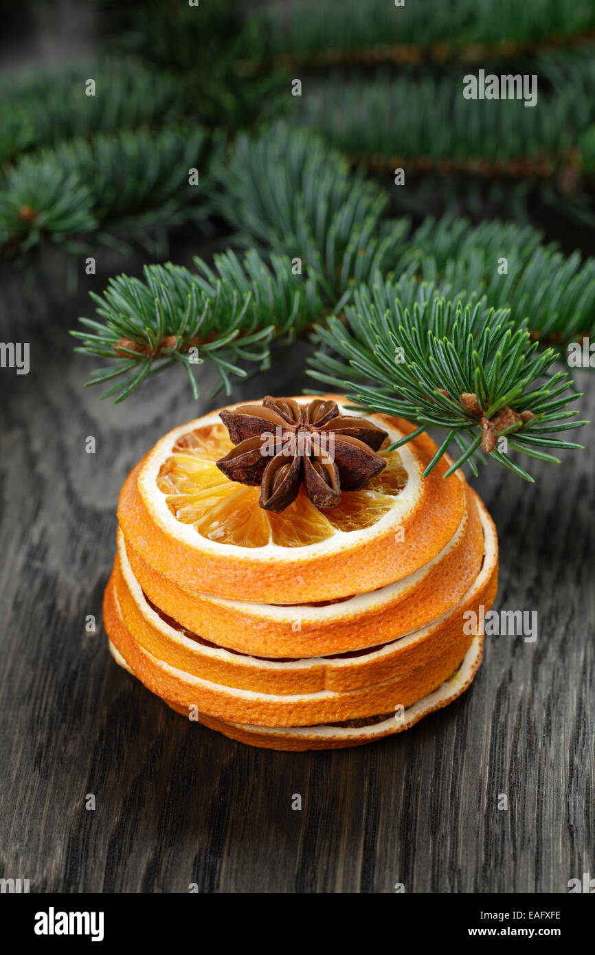 Tranches d'orange séchée à l'étoile d'anis, les décorations de Noël Banque D'Images