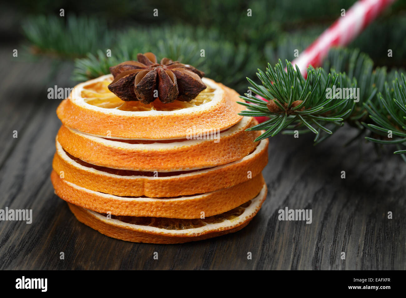 Tranches d'orange séchée à l'étoile d'anis, les décorations de Noël Banque D'Images