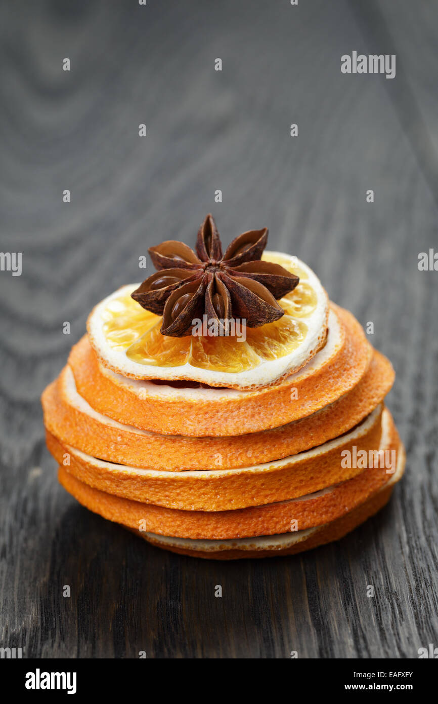 Tranches d'orange séchée à l'étoile d'anis, sur la vieille table en bois Banque D'Images