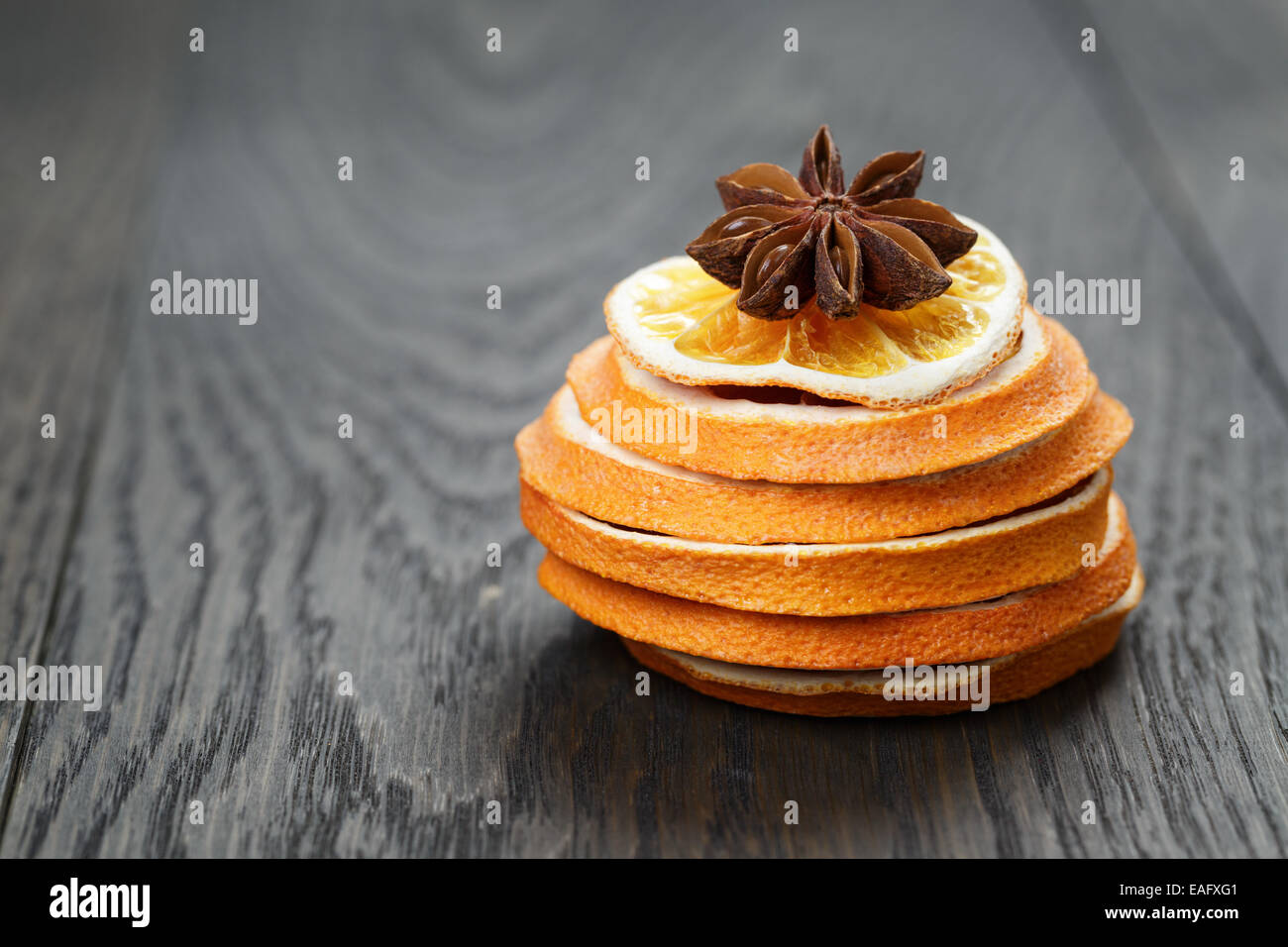 Tranches d'orange séchée à l'étoile d'anis, sur la vieille table en bois Banque D'Images
