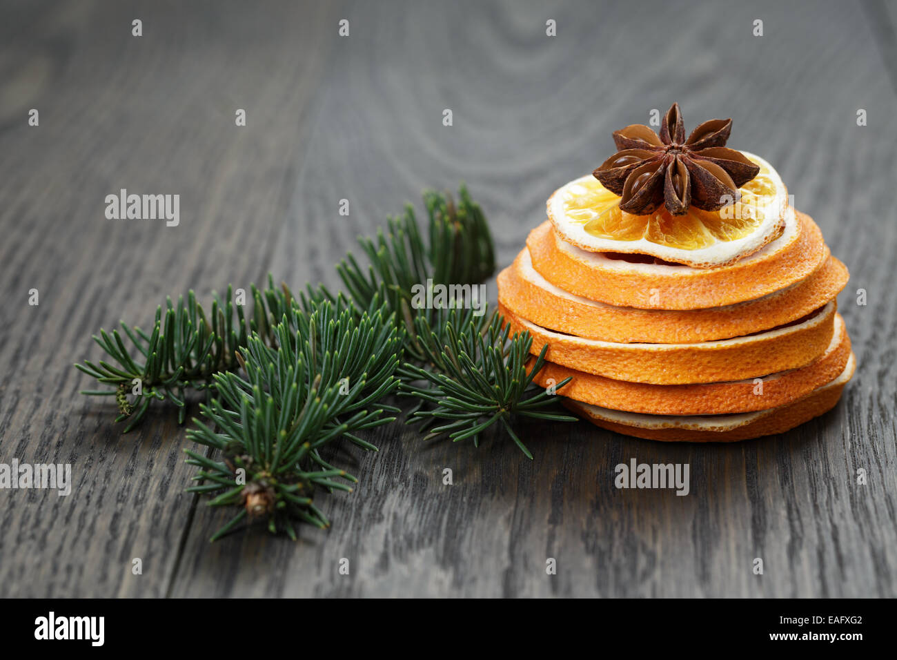 L'épinette d'orange séchée et des rameaux de l'anis, de décorations de Noël Banque D'Images