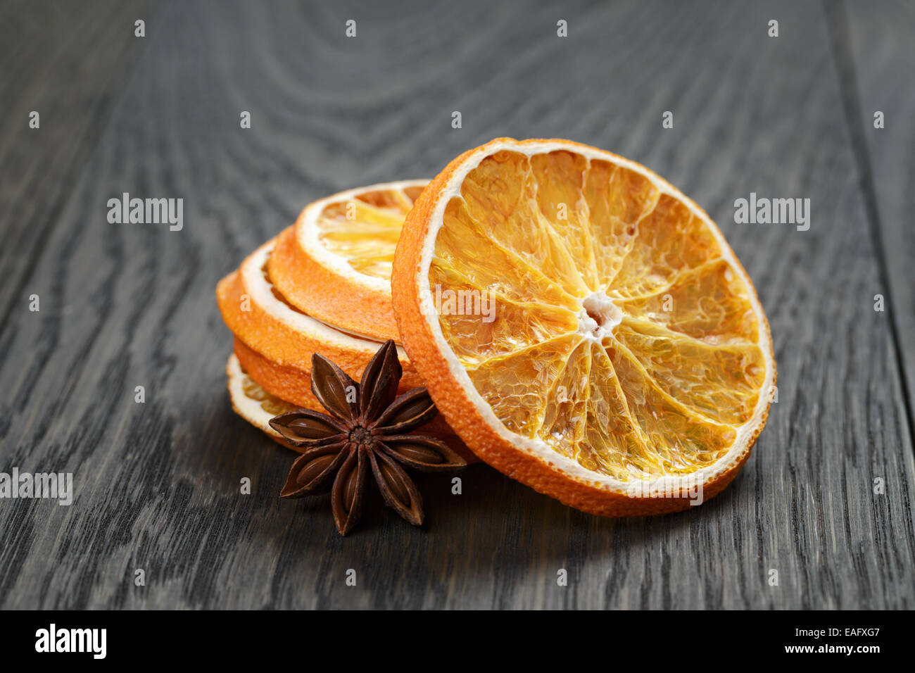 Tranches d'orange séchée à l'étoile d'anis, sur la vieille table en bois Banque D'Images