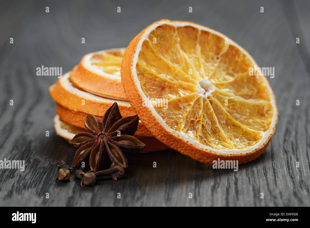 Tranches d'orange séchée à l'étoile d'anis, sur la vieille table en bois Banque D'Images