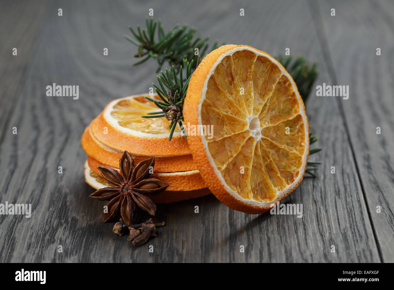 L'épinette d'orange séchée et des rameaux de l'anis, de décorations de Noël Banque D'Images