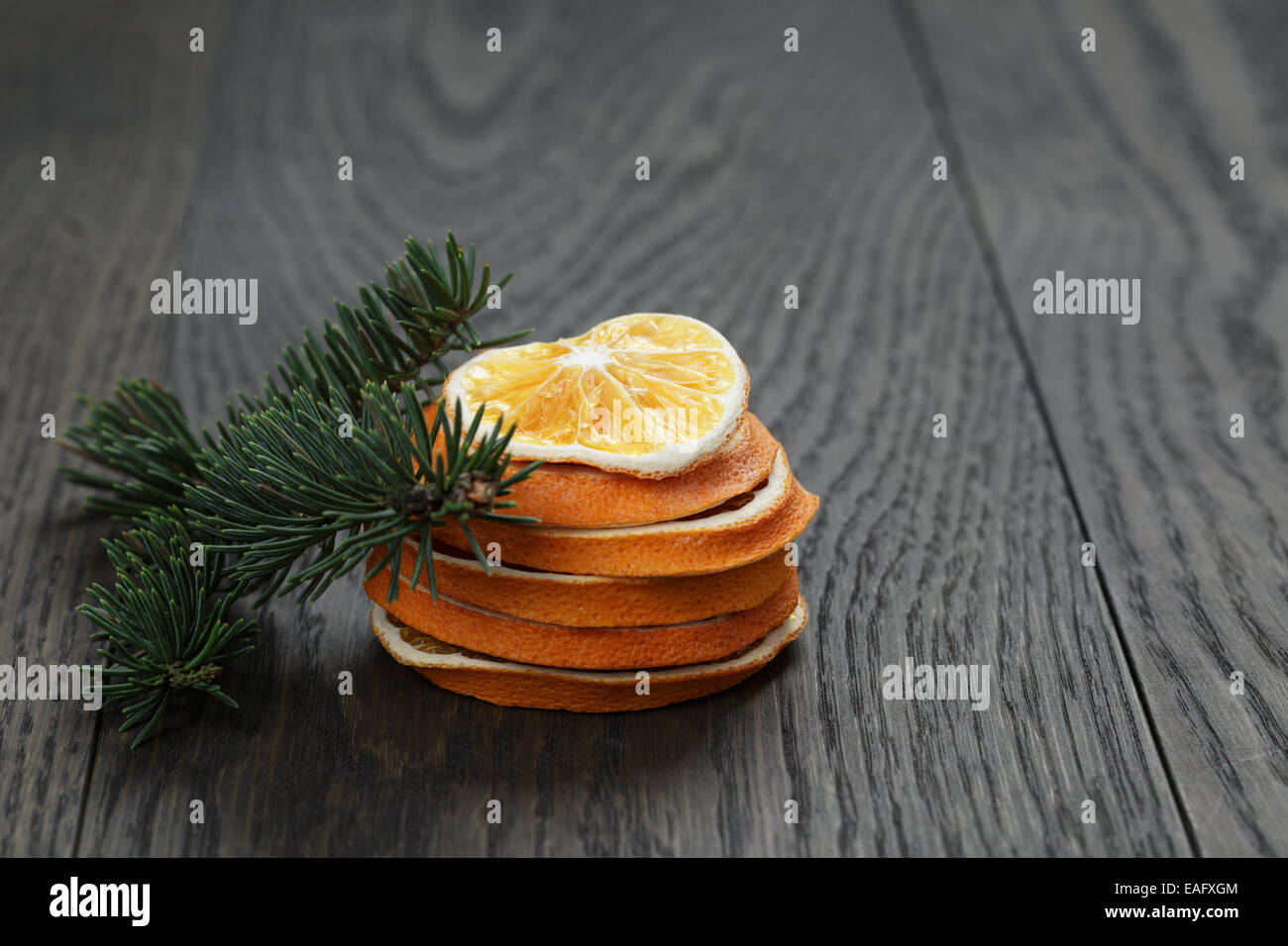 L'épinette d'orange séchée et des rameaux de l'anis, de décorations de Noël Banque D'Images