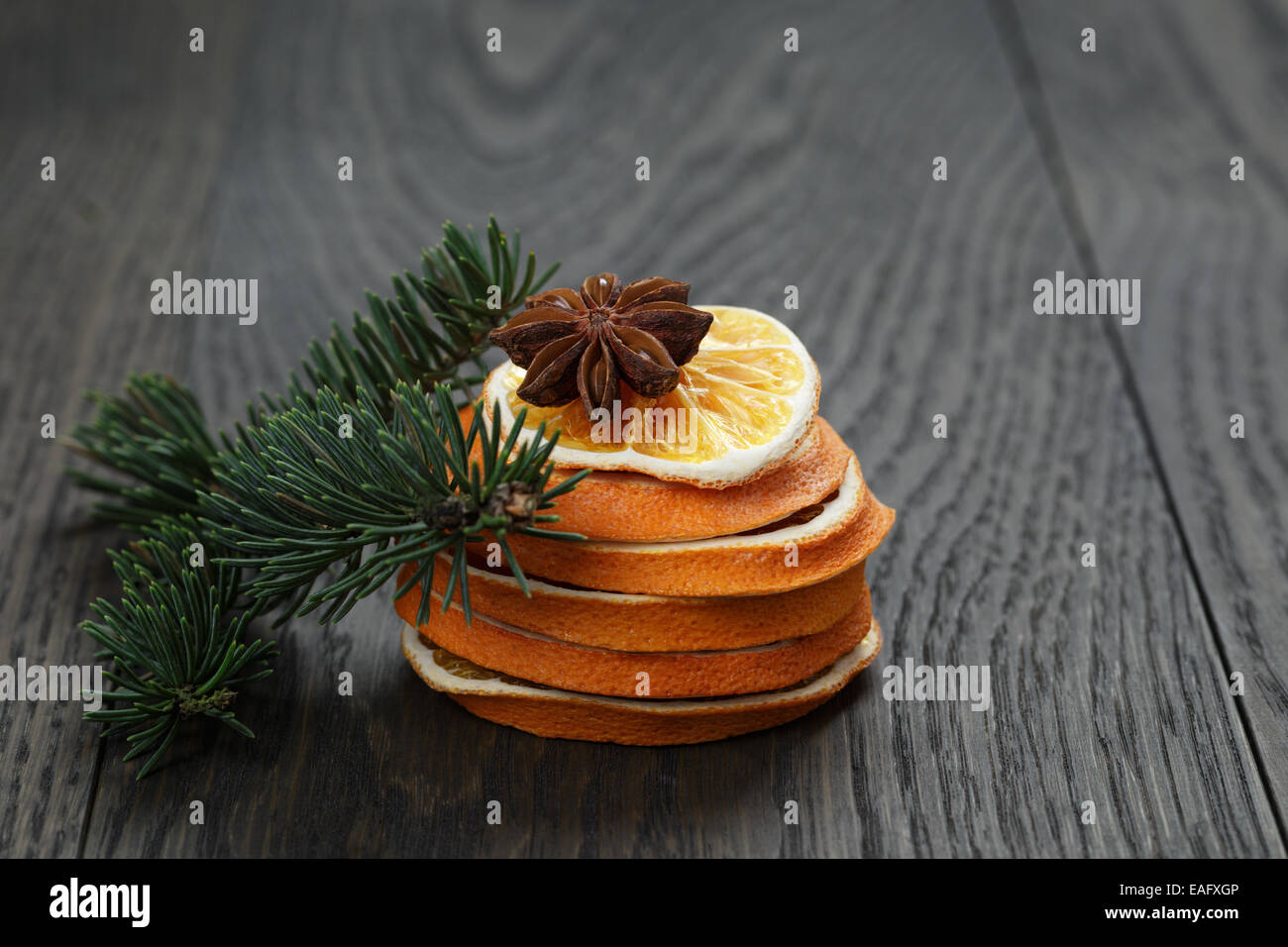 L'épinette d'orange séchée et des rameaux de l'anis, de décorations de Noël Banque D'Images