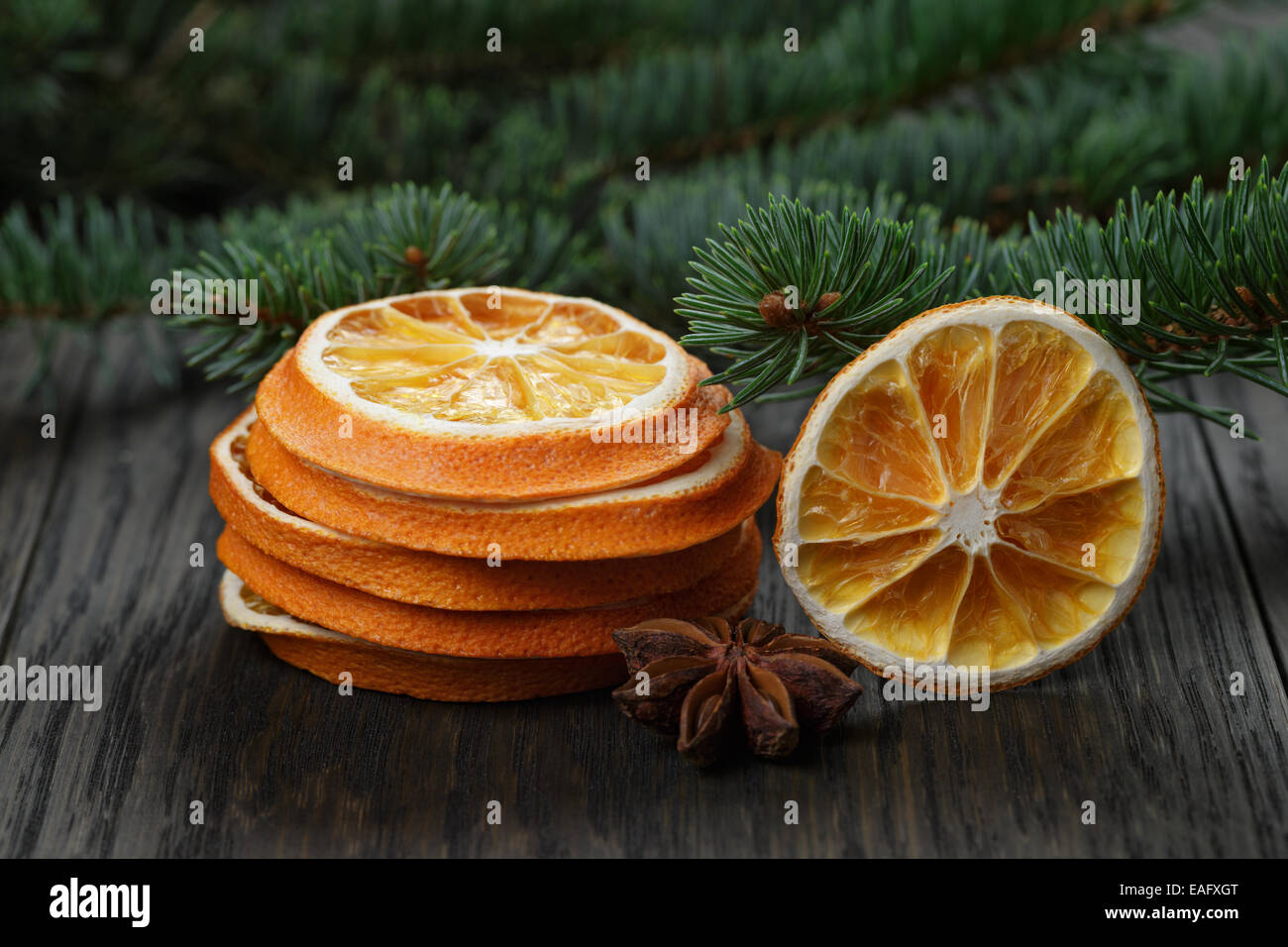 Tranches d'orange séchée à l'étoile d'anis, les décorations de Noël Banque D'Images